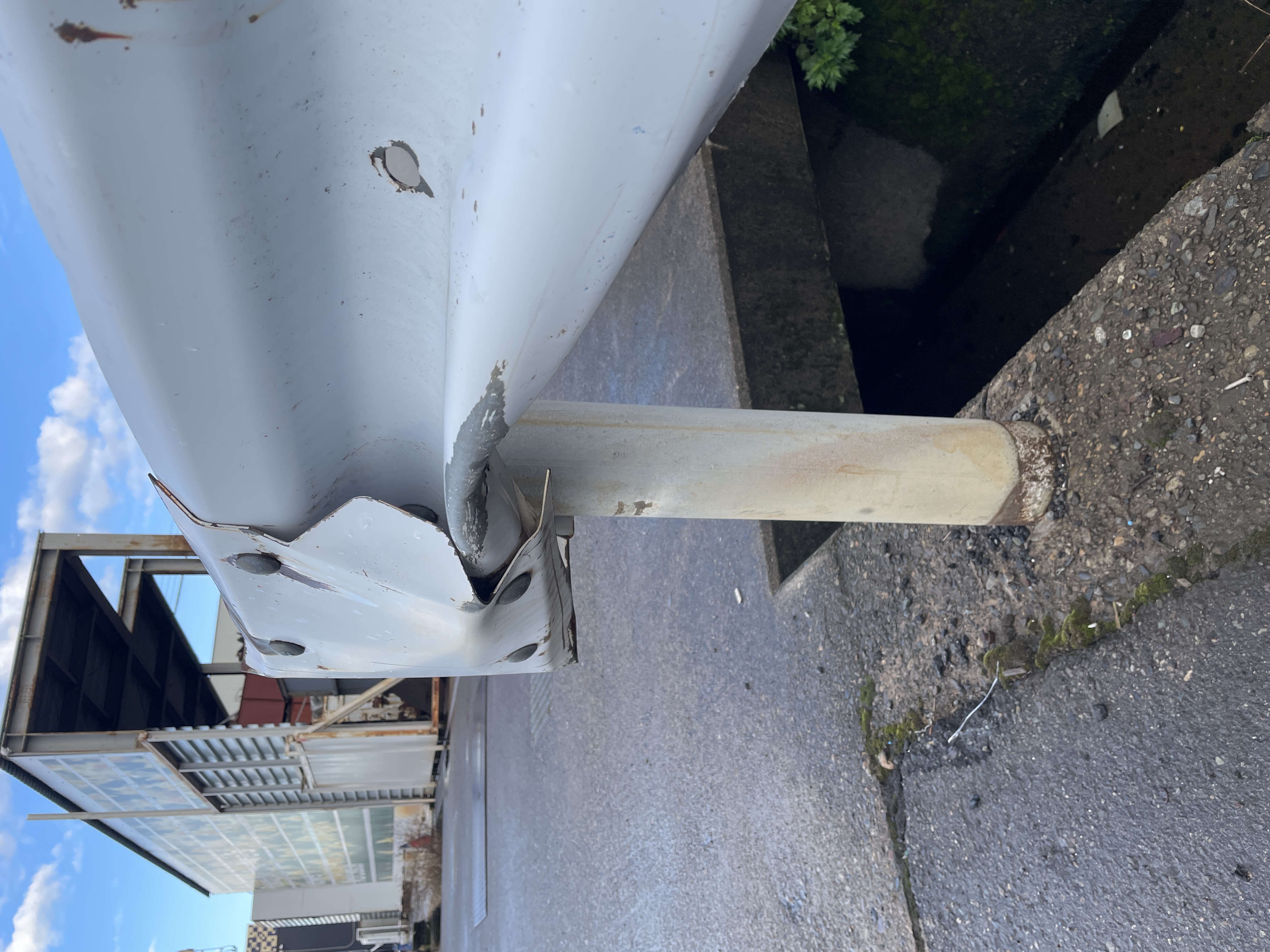 No.332 ガードレール端部の変形