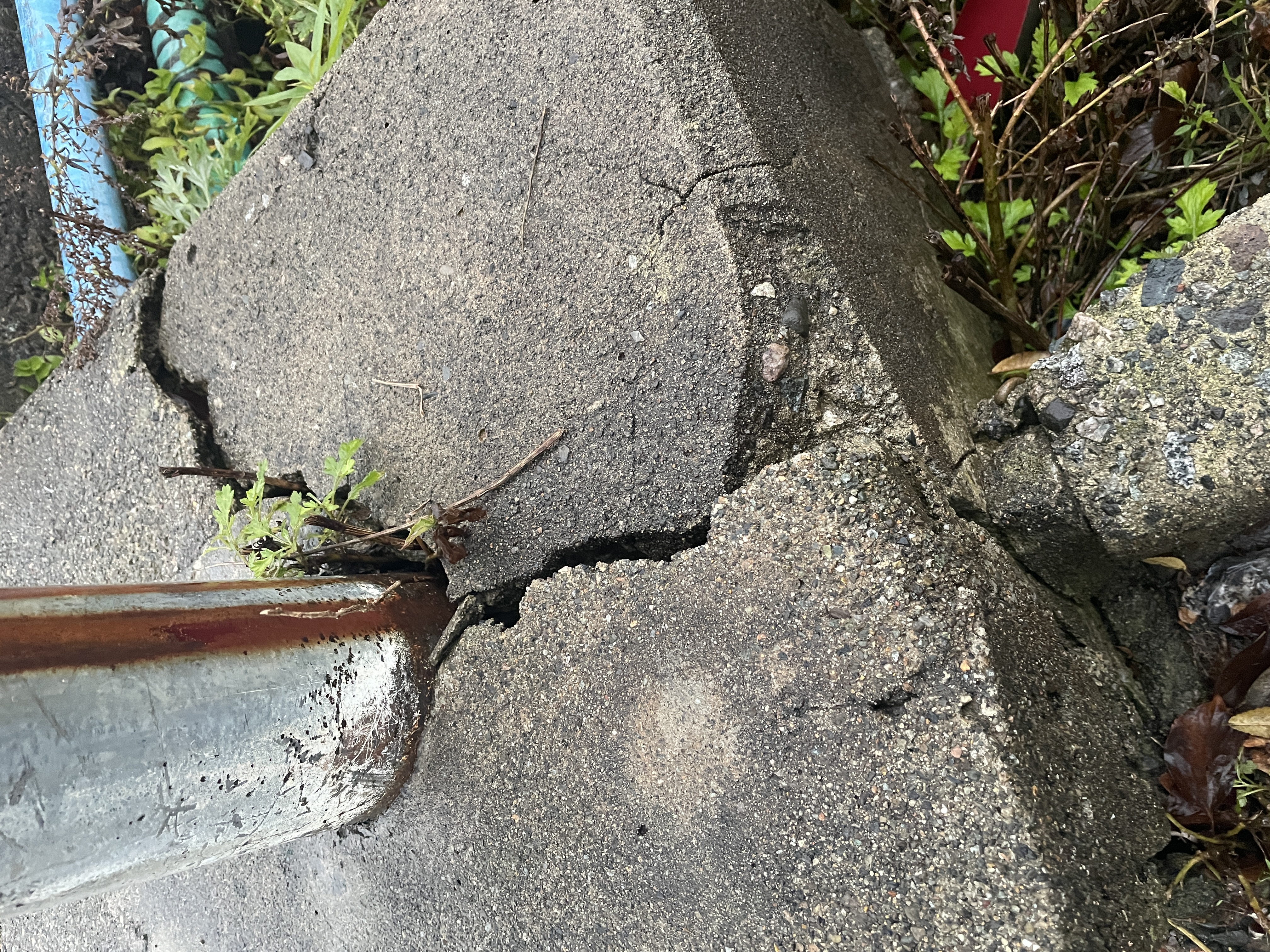 No.263 ガードレール支柱の基礎コンクリート亀裂