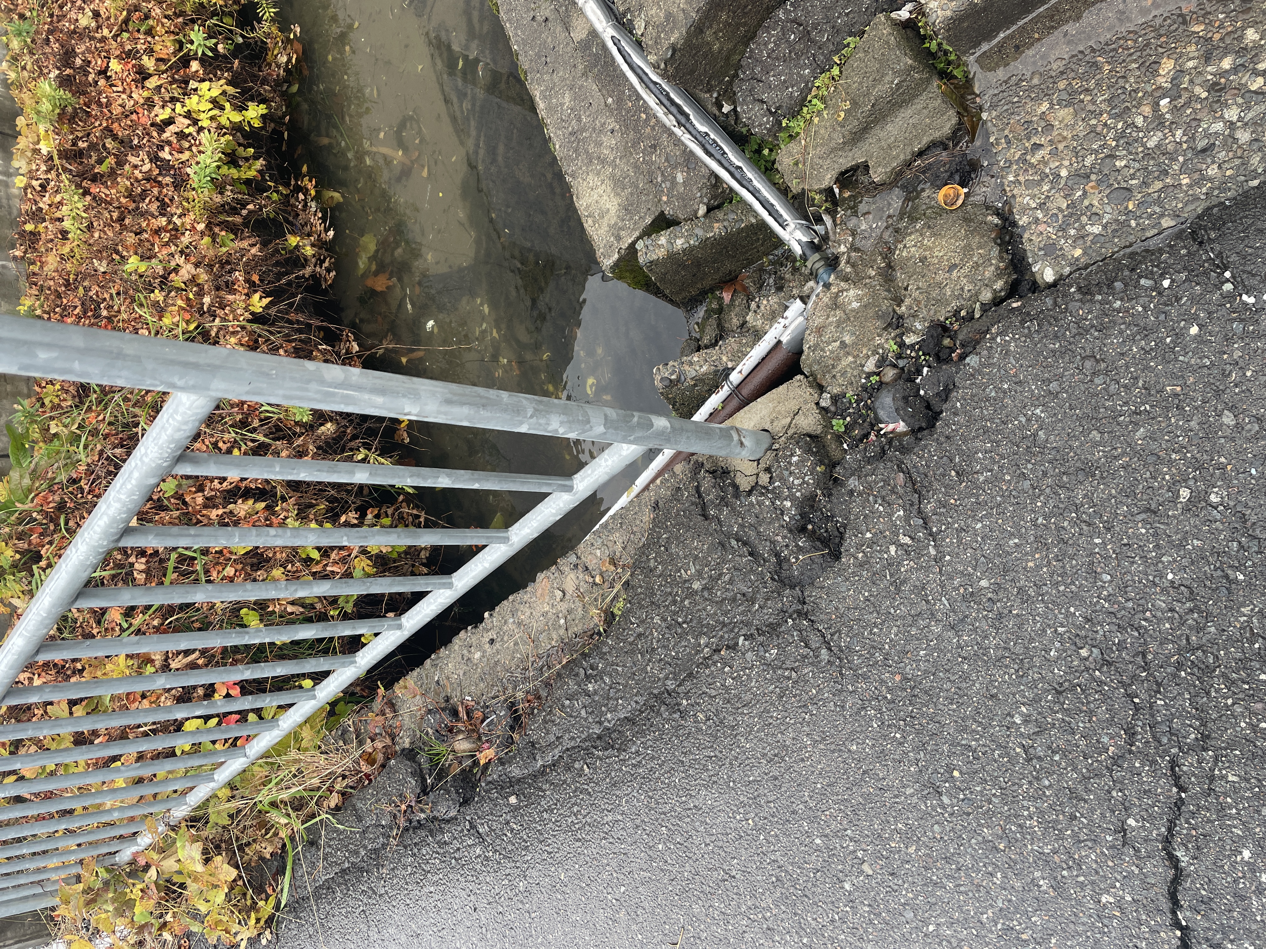 No.172 側溝縁の破損と舗装崩落