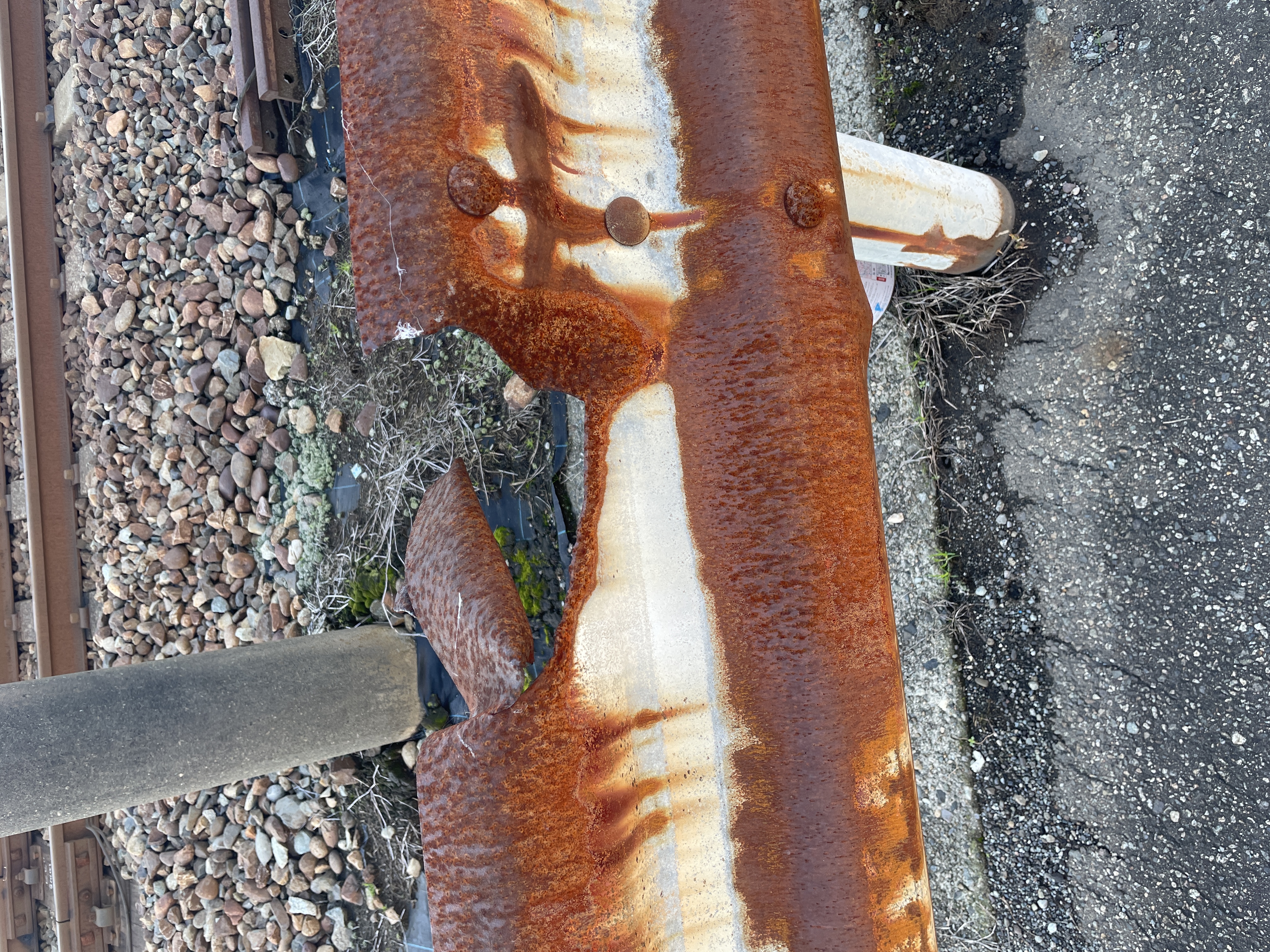 No.194 ガードレールの欠損穴